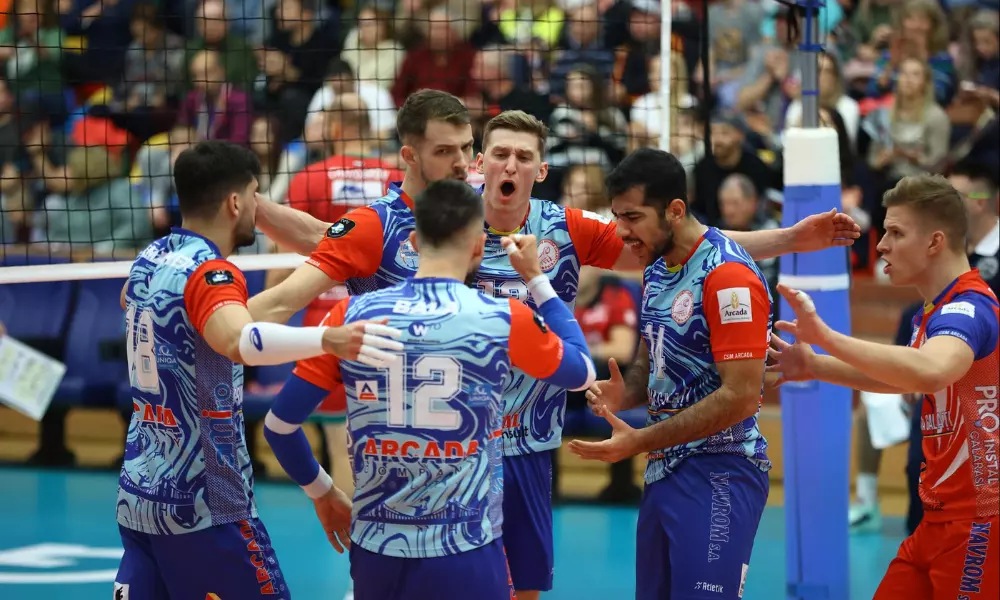 Jogadores do Arcada Galti, de Theo Lopes e Hugo Hamacher, comemoram vitória na Champions League de vôlei masculino
