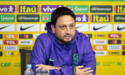 Arthur Elias em coletiva de imprensa durante convocação da seleção brasileira de futebol feminino