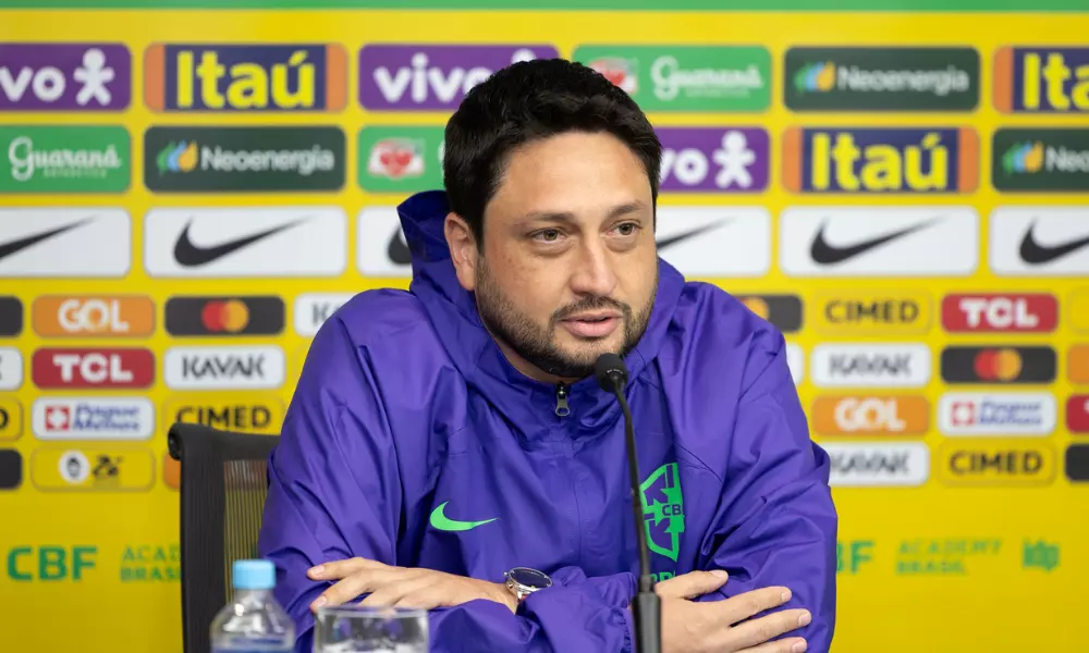 Arthur Elias em coletiva de imprensa durante convocação da seleção brasileira de futebol feminino