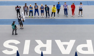 Atletas do salto em distância perfilados durante o Mundial de Atletismo paralímpico de Paris 2023