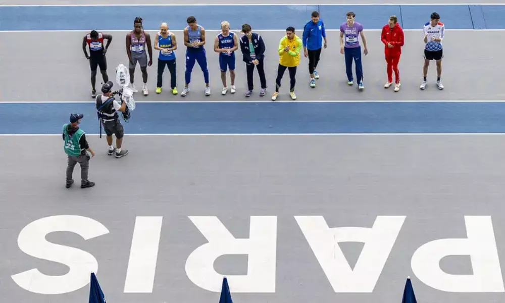 Atletas do salto em distância perfilados durante o Mundial de Atletismo paralímpico de Paris 2023