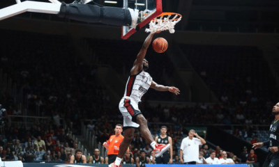 Didi, do Flamengo, enterra bola em jogo do NBB contra o vasco