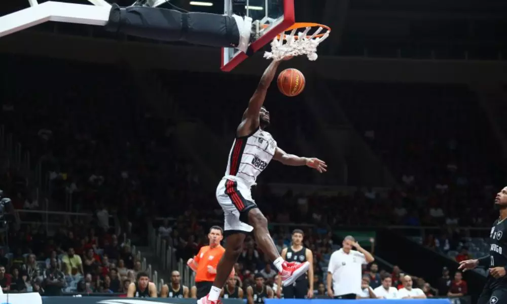 Didi, do Flamengo, enterra bola em jogo do NBB contra o vasco