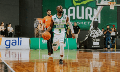 Atleta do Bauru conduz a bola em jogo do NBB contra o Pinheiros
