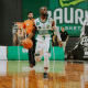 Atleta do Bauru conduz a bola em jogo do NBB contra o Pinheiros