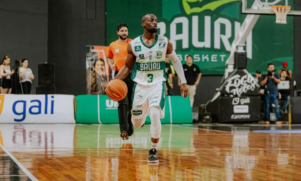 Atleta do Bauru conduz a bola em jogo do NBB contra o Pinheiros