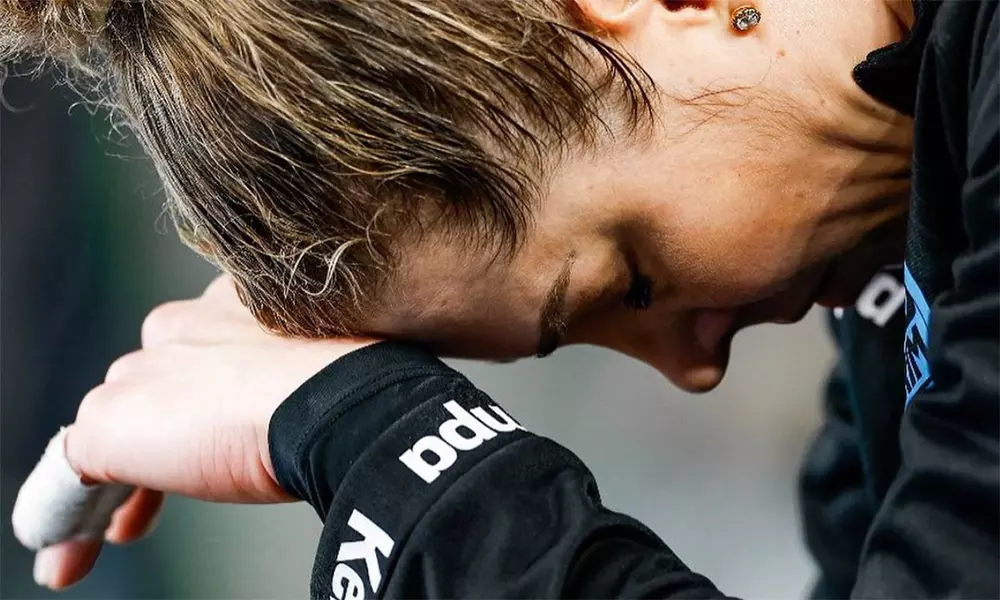 Na imagem, Babi Arenhart lamentando um momento adverso na partida.