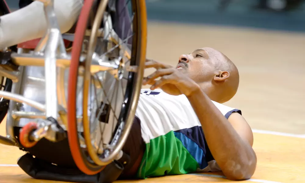 Jogador da seleção brasileira de basquete em cadeira de rodas caído após derrota para a Argentina no Parapan de Santiago-2023