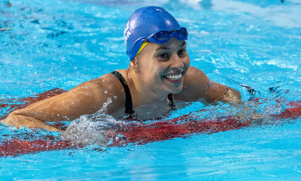 Beatriz Carneiro na piscina durante treinamento