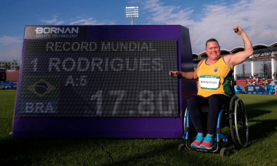 Beth Gomes em frente ao placar eletrônico que marca 17,80m pelo recorde mundial do lançamento de disco no Parapan de Santiago-2023