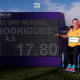 Beth Gomes em frente ao placar eletrônico que marca 17,80m pelo recorde mundial do lançamento de disco no Parapan de Santiago-2023