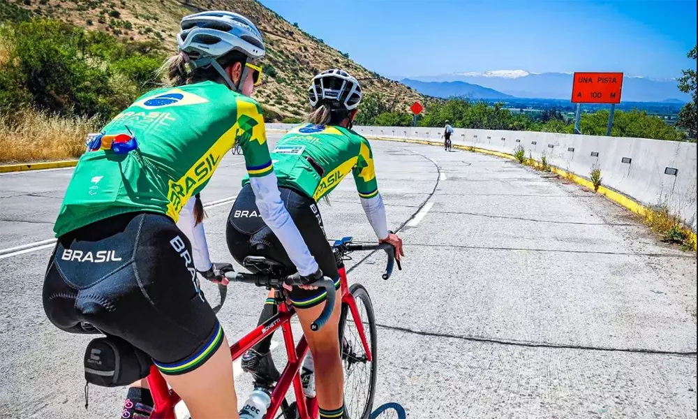 Na imagem, Bianca Garcia, Bianca Garcia e sua guia, que disputou o Mundial de paraciclismo estrada, em Zurique, conduzida por sua atleta-guia, Nicolle Borges, nas estradas chilenas.