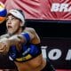 Na imagem, Duda salvando uma bola para a dupla do Brasil