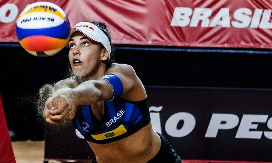 Na imagem, Duda salvando uma bola para a dupla do Brasil