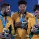 Na imagem, jogadores do Brasil de futebol de cegos com suas medalhas.