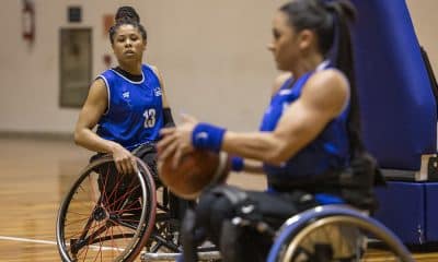 Na imagem, jogadoras do Brasil com a posse da bola.