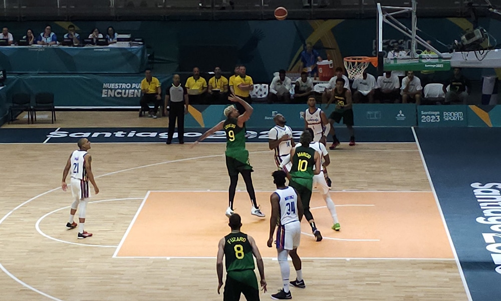 Na imagem, momento em que o Brasil tenta um arremesso de quadra contra a Venezuela.