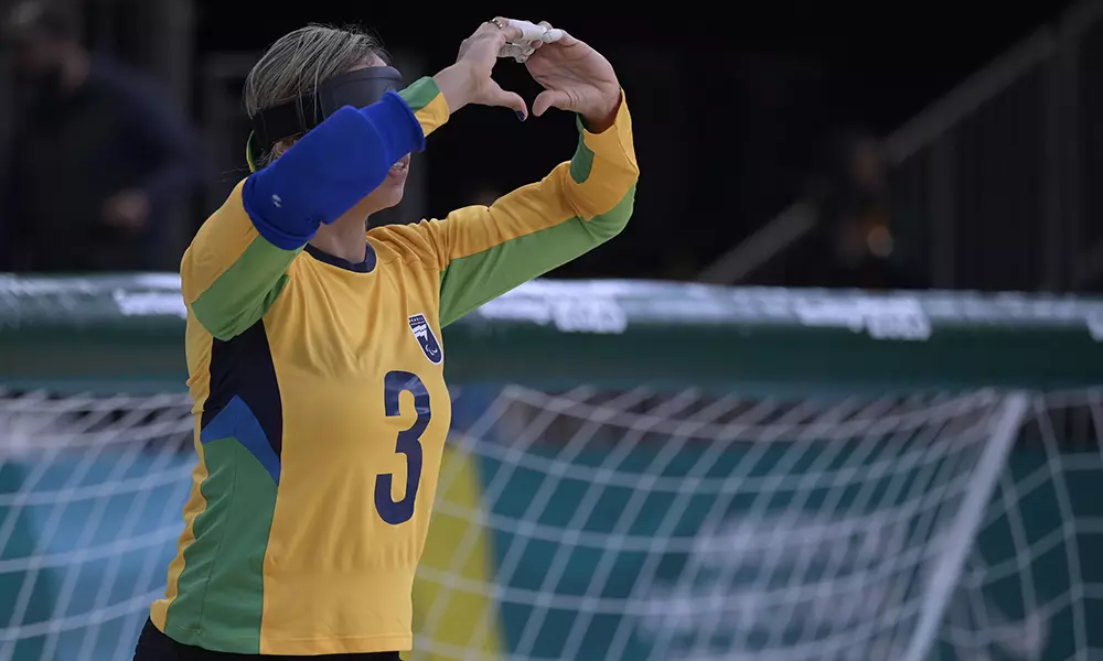 Na imagem, Ana Carolina Duarte, do Brasil, fazendo coraçãozinho com as mãos.