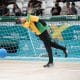 Na imagem, jogador do Brasil arremessando a bola para o gol adversário.