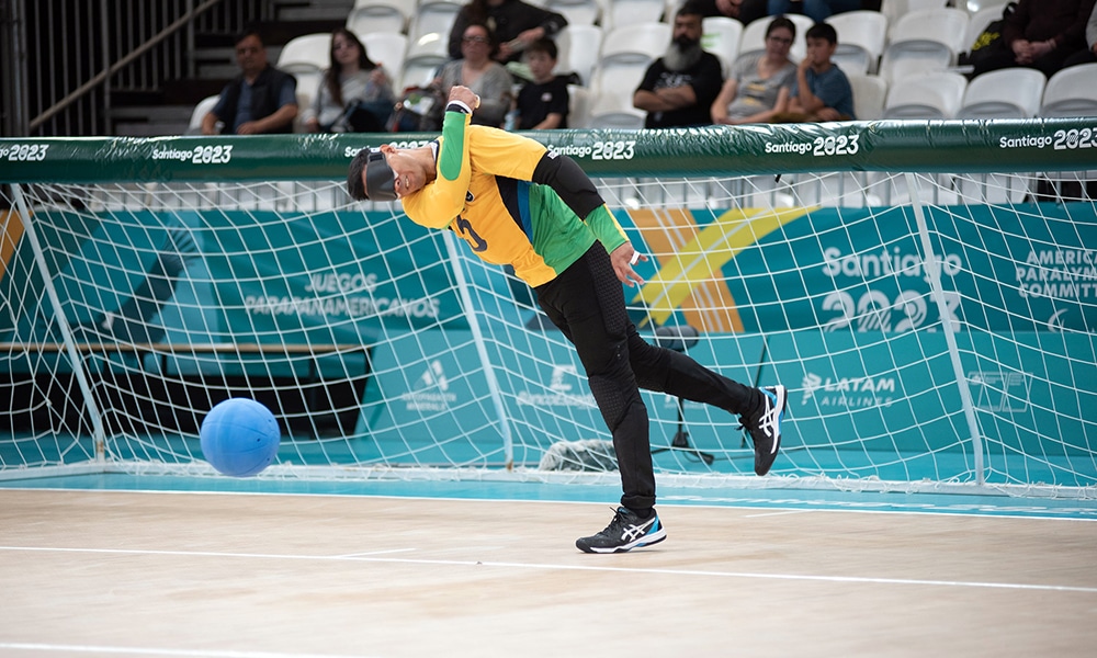 Na imagem, jogador do Brasil arremessando a bola para o gol adversário.