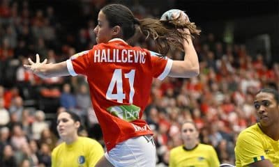 Na imagem, jogadora da Dinamarca vazando a defesa do Brasil.