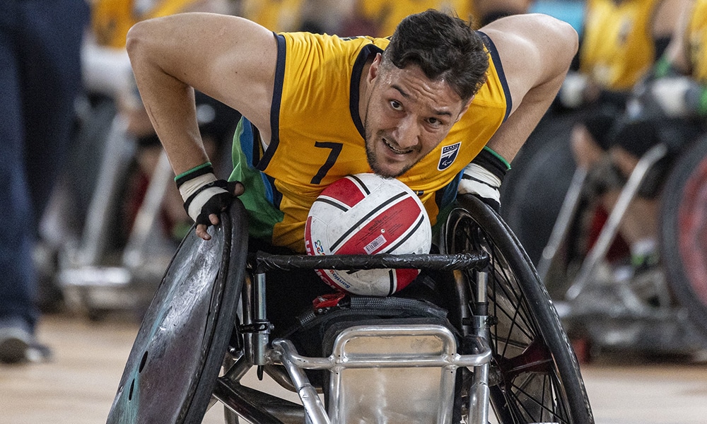 Na imagem, jogador do Brasil no esforço para converter um try.