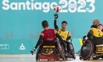 Na imagem, jogador do Brasil tenta lançamento da bola para companheiro.