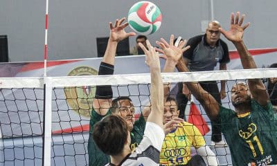Na imagem, bloqueio duplo do Brasil em cima do atleta japonês.
