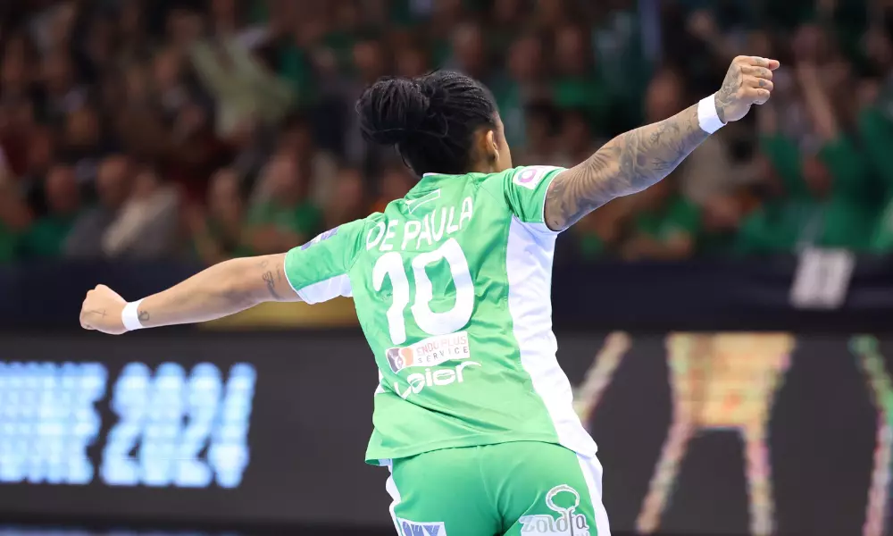 Bruna de Paula comemora após oito gols na vitória do Gyor na Champions League de handebol feminino