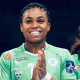 Bruna de Paula sorri e bate palmas; ela está com a camisa do Gyori durante partida da Champions League de handebol feminino com o time de Gabi Moreschi