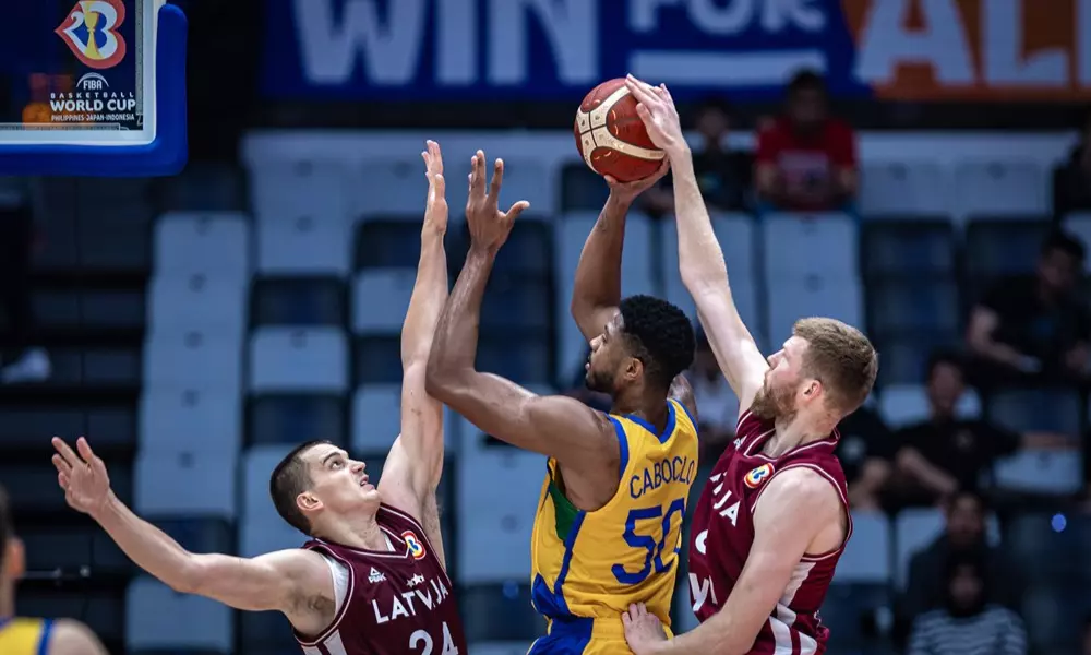 Brasil e Letônia na Copa do Mundo de basquete masculino