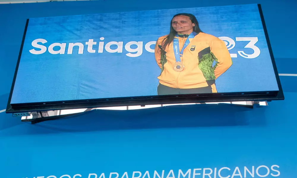 Carol Santiago no telão do complexo aquático durante cerimônia de premiação