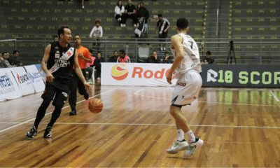 Cauê Verzola com a bola dominada no jogo Vasco x Caxias pelo NBB