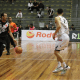 Cauê Verzola com a bola dominada no jogo Vasco x Caxias pelo NBB