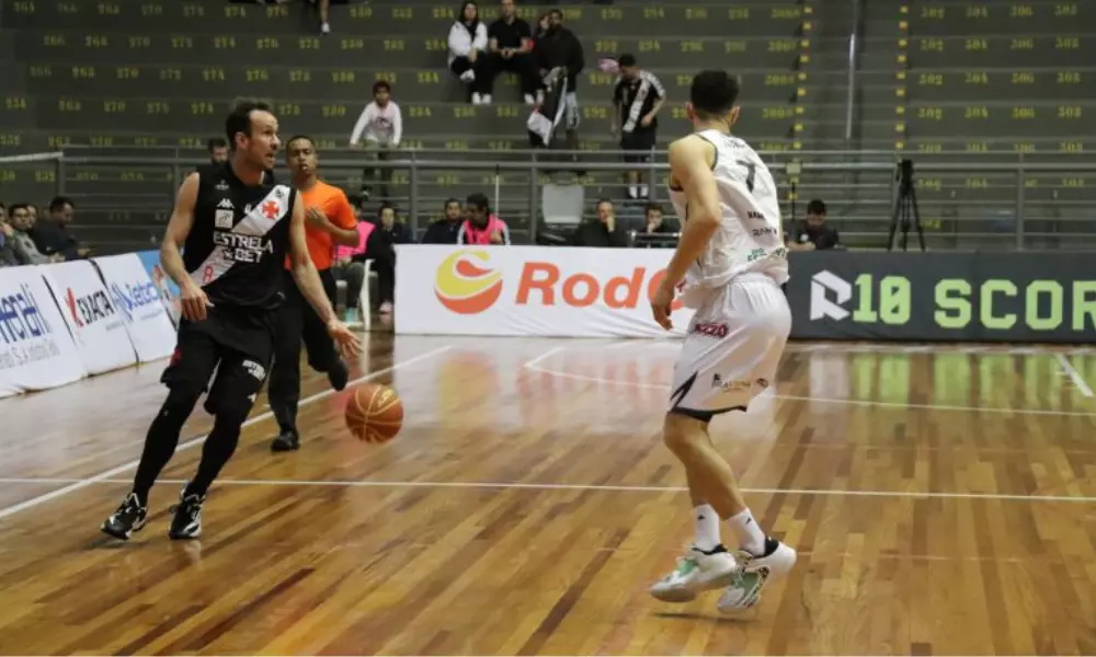 Cauê Verzola com a bola dominada no jogo Vasco x Caxias pelo NBB