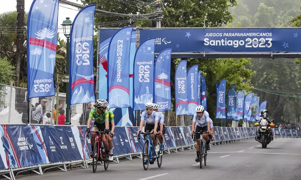 Bianca Garcia e sua guia Nicolle Borges em prova do tandem do ciclismo estrada nos Jogos Parapan-americanos. Jady Malavazzi ganha ouro em Santiago-2023