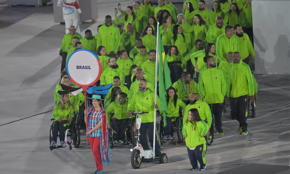 Claudiney Batista e Mariana D'Andrea liderando delegação brasileira na cerimônia de abertura dos Jogos Parapan-Americanos
