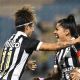 Cristiane e Brena se abraçam após gol em Santos x São Paulo pelo Paulistão Feminino