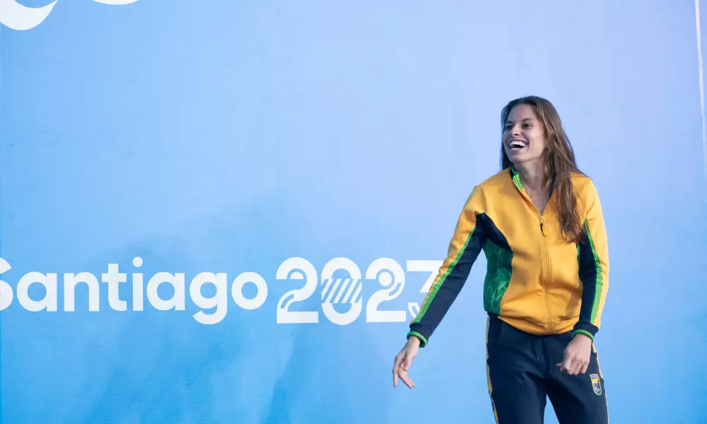 Débora sorri no palco de premiação dos Parapan de Santiago-2023