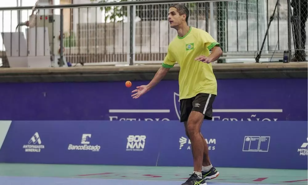 Brasileiro Filipe Otheguy em ação na pelota basca no Pan de Santiago (Marina Ziehe/COB)