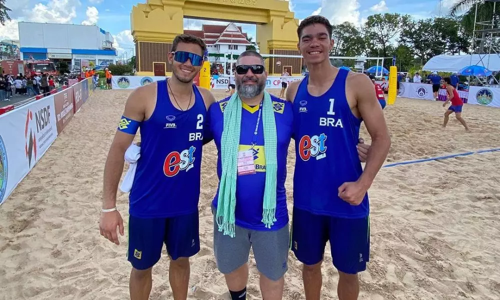 Brasileiros Dudu/Isac estreiam com vitória no Mundial Sub-21 (Reprodução/Instagram/@claudineifisio)