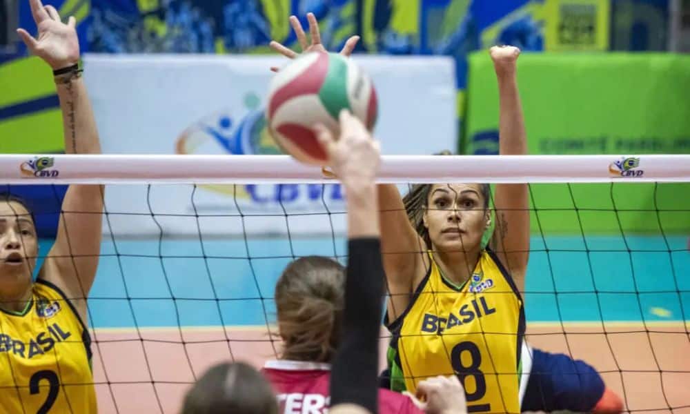 Seleção feminina de vôlei sentado em ação no CT Paralímpico (Foto: Alessandra Cabral/CPB)