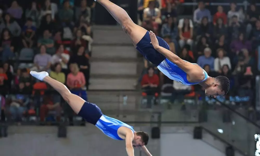 Brasileiros Rayan Dutra e Lucas Tobias, dupla brasileira que representa o país no sincronizado masculino no Mundial de ginástica de trampolim (Ricardo Bufolin/CBG)
