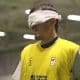 Foto fechada no rosto de Ricardinho, que usa venda branca tapando os olhos e colete amarelo de treino (Foto: Renan Cacioli/CBDV)