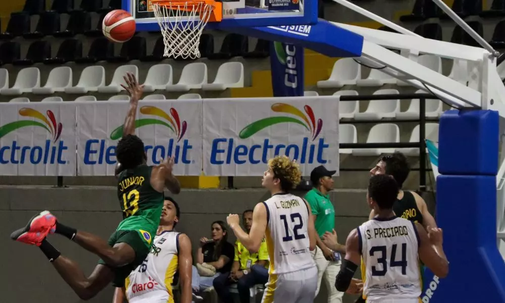 Partida entre Brasil e Equador, válido pelo Sul-Americano Sub-17 de basquete masculino (Reprodução/X/@basquetebrasil)