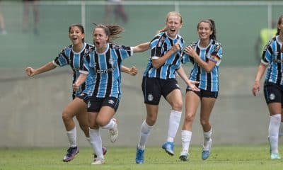 Comemoração das jogadoras do Grêmio no título do Brasileiro Sub-17 (Alessandra Torres/CBF)