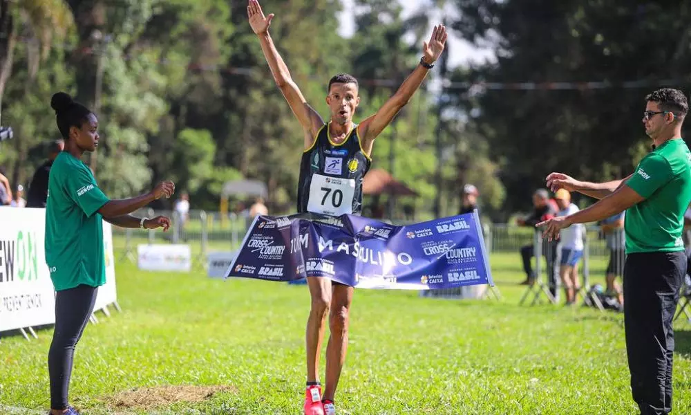 Johnatas Cruz, campeão da disputa masculina da Copa Brasil de Cross Country (Gustavo Alves/CBAt)