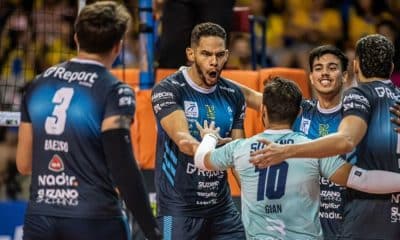 Comemoração dos jogadores do Suzano na vitória sobre o Vôlei Renata pela Superliga Masculina (Pedro Teixeira/Vôlei Renata)