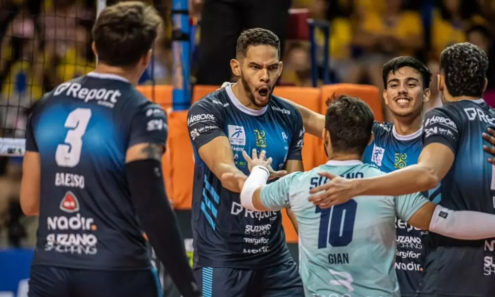 Comemoração dos jogadores do Suzano na vitória sobre o Vôlei Renata pela Superliga Masculina (Pedro Teixeira/Vôlei Renata)