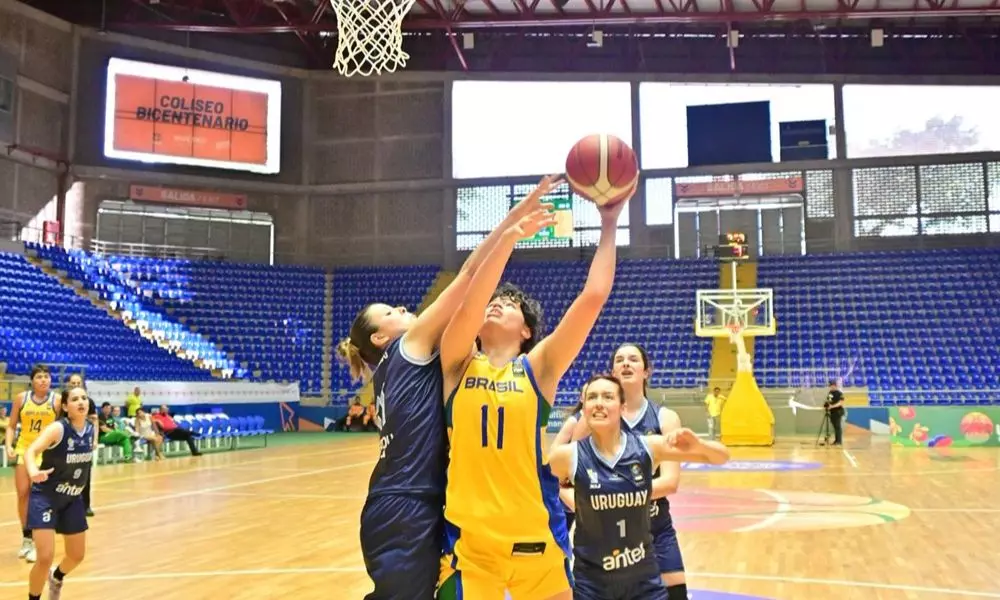 Confronto entre Brasil e Uruguai, válido pelo Sul-Americano Sub-17 de basquete feminino (Divulgação/FIBA)